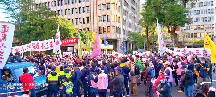 「我要回家!」千餘金馬人走上台北街頭,從中正紀念堂自由廣場前進立法院「還我小三通」台北大遊行。(金門報導社提供)