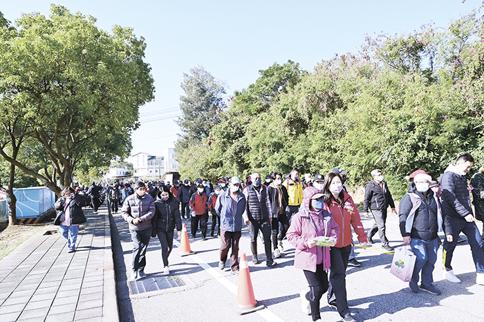 烈嶼鄉公所於昨(24)日假東林複合式運動場接連舉辦兩場活動,上午是老少咸宜的樂遊健走,下午則是第三屆烈嶼定向越野錦標賽,地區民眾參與踴躍,活動氣氛相當熱絡。(烈嶼鄉公所提供)