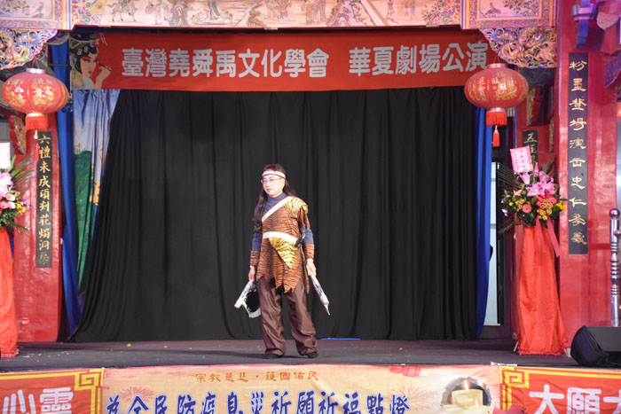 《華夏劇場—盤古開天》舞台劇公演昨晚在金門浯島城隍廟的廟前戲臺公演，活動還安排暖場表演。到場的貴賓上台致詞，並合唱「感恩的心」等歌曲。「盤古開天舞台劇」的演員都是由地區鄉親擔綱演出，吸引民眾扶老攜幼到場觀賞。（莊煥寧攝）