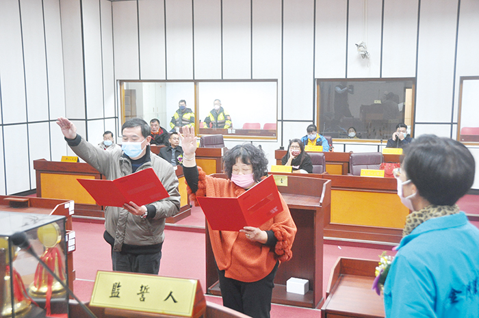 金城鎮第十三屆鎮民代表於昨日正式宣誓就職,新任主席由郭永隆出任,副主席由蘇碧浯當選,並在縣府行政處長許慧婷監交下宣誓就職及交接主席印信。(李增汪攝)