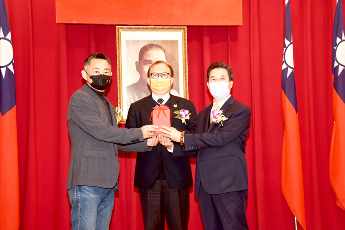 在行政院人事行政總處人事長蘇俊榮(中)監交下,原新任縣長印信順利交接。(翁維智攝)
