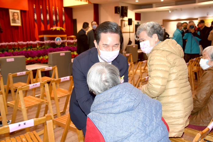 交接典禮後,新任縣長陳福海緊握大同之家每一位長者的雙手,向長輩致意。(翁維智攝)