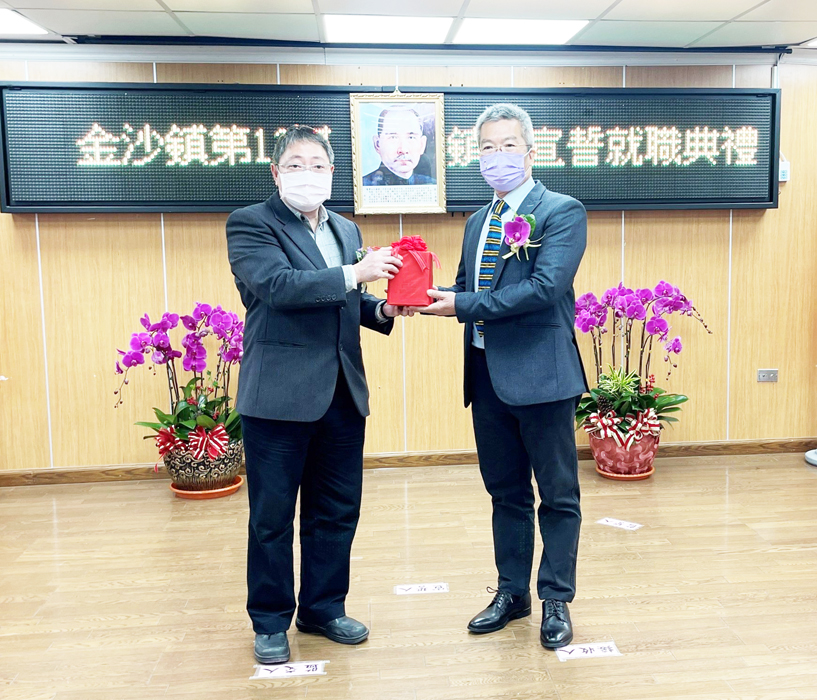 金沙鎮鎮長吳有家昨宣誓就職，並自監交人王登緯手中接過印信，展開第二任任期。（陳麗妤攝）