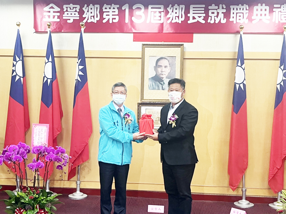 連任的楊忠俊鄉長在鄉親的見證下，從縣府人事處處長錢忠直手中接下印信。（高凡淳攝）