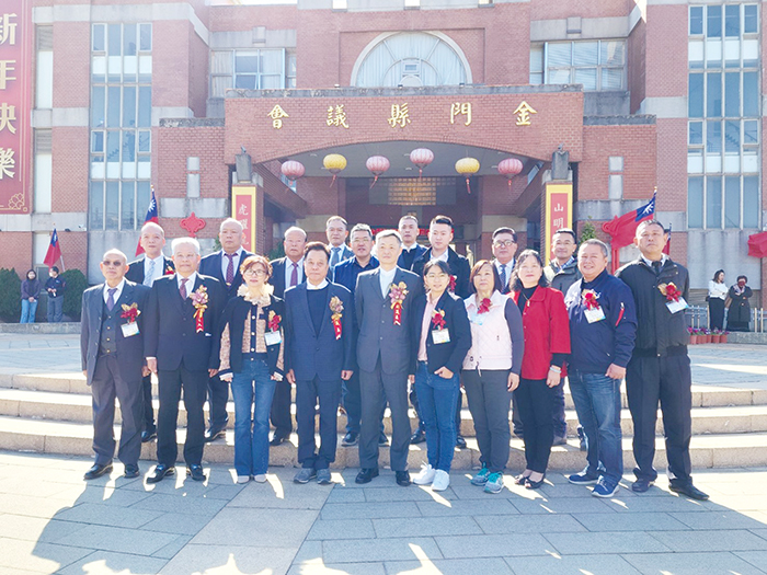 第八屆縣議員與監交人陳茂春(前排左二)合影。(許峻魁攝)