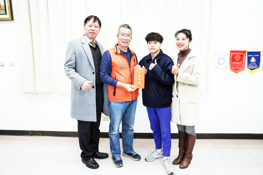 金沙鎮鎮長吳有家頒發獎勵金，嘉勉金沙國中楊明諺（右2），在北市中正盃舉重錦標賽的優異表現。（金沙鎮公所提供）
