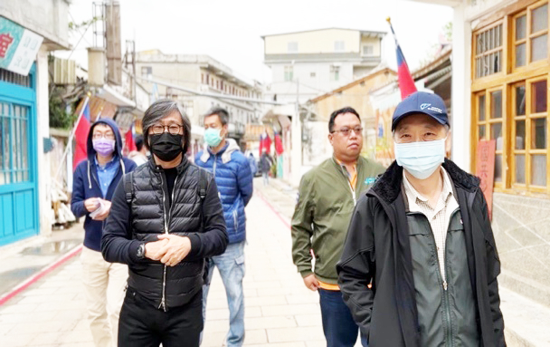 國發會、北區輔導中心邀集中華民國室內設計協會理事長趙璽、馬祖青年諮詢委員周治孝,並協同金門產業創新中心特聘顧問陳明禮,進行本縣青培站訪視。 (國發會北區輔導中心提供)