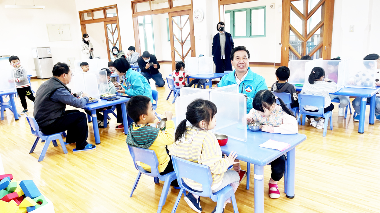 縣長陳福海昨前往開瑄國小關心學生營養午餐,並和幼大班及幼中班52位孩童共進午餐。(陳麗妤攝)