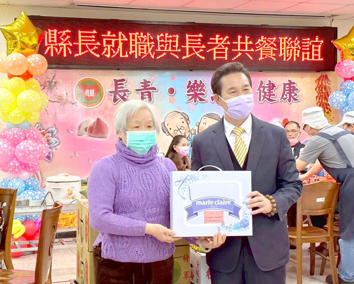 縣長陳福海25日於就職典禮後，偕夫人許梨羨和大同之家長輩們共享午餐，並致贈加菜金、水果及毛毯。
（民政處提供）