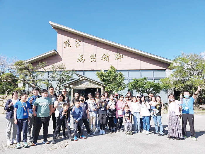 今年上岐國小畢業旅行，首次由六年級親師生獨立出遊，家長們也一同參與。（上岐國小提供）