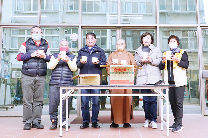 佛光山滿慈法師與師兄師姐等一行人，昨（28）日帶著熱騰騰的臘八粥致送金湖鎮公所，分享法喜與福氣，由金湖鎮長陳文顧代表接受。（金湖鎮公所提供）