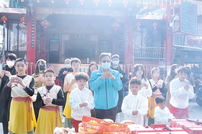 2023金門跨年晚會，預訂12月31日（六）晚間七時起在金門大橋烈嶼端土地重劃區段登場，為期活動順利舉辦，文化局和廠商昨日上午在浯島城隍廟前辦理跨年晚會行前祈福大會。（李增汪攝）