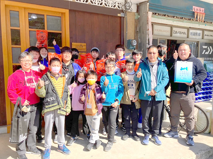 為推廣圍棋運動,佛光大學圍棋隊由林安迪老師率領七名圍棋專長學生,來金門展開五天圍棋指導交流活動,受到金門圍棋運動委員會主委孫國智等人的歡迎。(金門圍棋運動委員會提供)