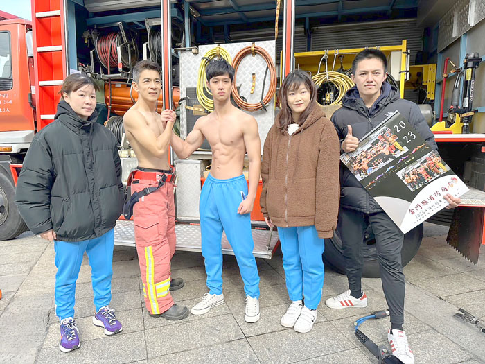 金門縣消防局第一大隊與金門高中聯手策劃拍攝「消防猛男月曆」。(陳冠霖攝)