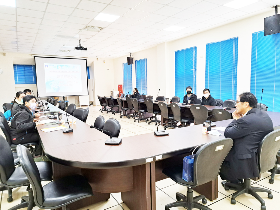 金門縣政府為增進專任政風人員職能，辦理專業能力教育研習，邀請金門高分檢檢察長鄭銘謙及法務部廉政署副署長沈鳳樑分享廉政工作經驗。（縣府政風處提供）