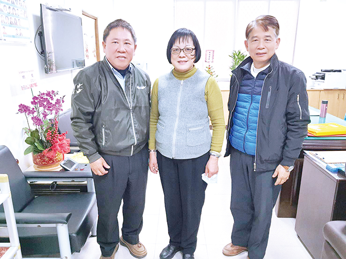 榮服處長游文勇拜會縣府社會處長。（金門縣榮服處提供）
