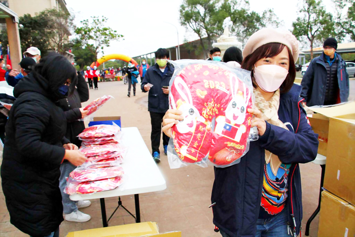 全程參與升旗典禮並完成健走的鄉親，可獲得限量版U型頸枕禮品。（高凡淳攝）