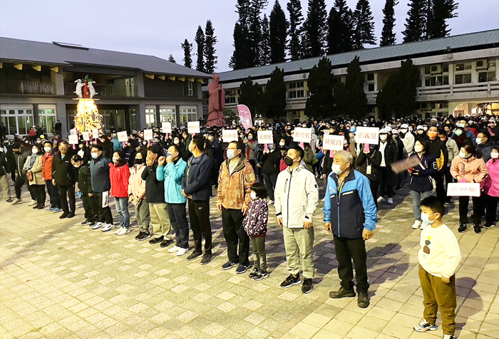 金湖鎮公所昨日一早在金湖國小升旗台前舉辦元旦升旗典禮，隨後舉行元旦健走活動，現場約有1500位大、小朋友踴躍參與。（林靈攝）