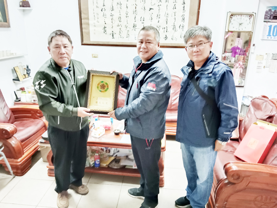 榮服處長游文勇日前由社工員許加聲陪同，逐一拜訪具榮民身份的各級民代當選人，並致贈「榮民之光」賀匾。（榮服處提供）