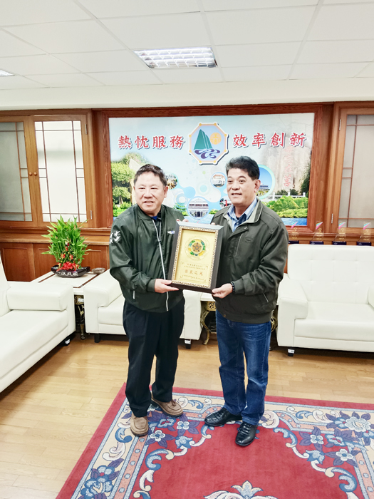 榮服處長游文勇日前由社工員許加聲陪同，逐一拜訪具榮民身份的各級民代當選人，並致贈「榮民之光」賀匾。（榮服處提供）