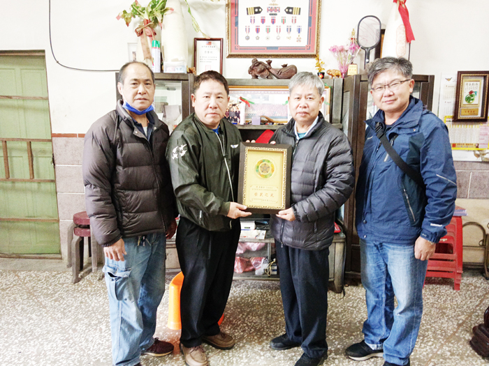 榮服處長游文勇日前由社工員許加聲陪同，逐一拜訪具榮民身份的各級民代當選人，並致贈「榮民之光」賀匾。（榮服處提供）