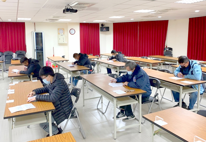 金門縣警察局依據「計程車駕駛人執業登記管理辦法」，辦理本縣111年度第4季計程車駕駛人執業測驗及講習。（縣警局提供）