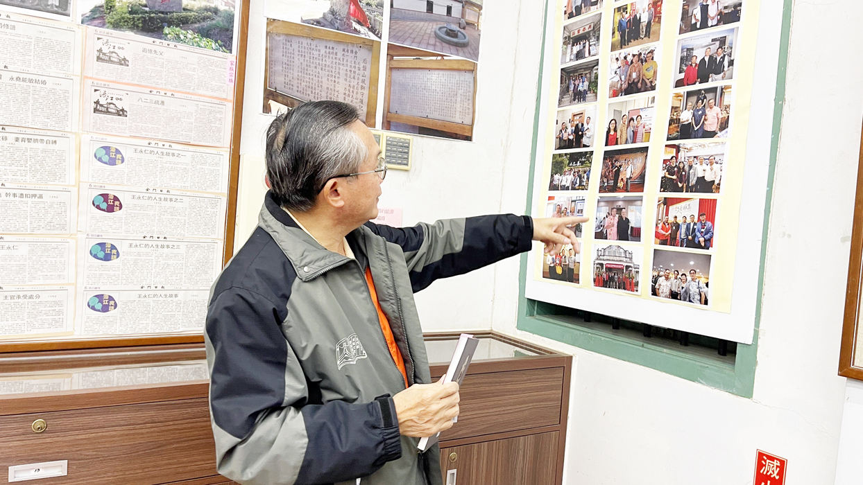 王先正導覽介紹此次圖文展以及個人著作《聽見金門》。（陳麗妤攝）