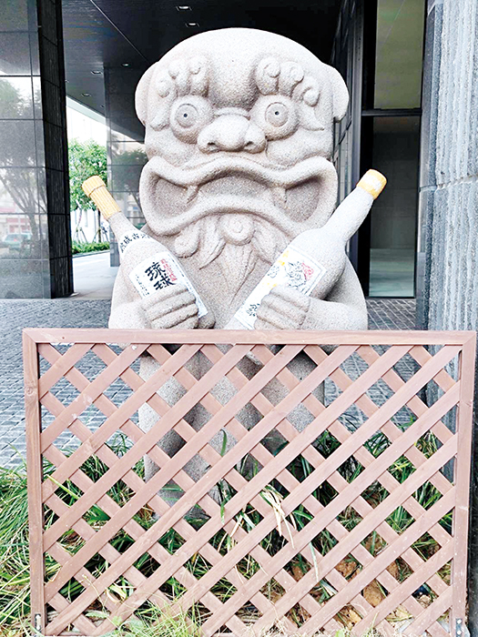 王明宗另一件風獅爺作品,放置於沖繩嘉新酒店前。(王明宗提供)