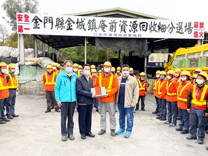 春節前夕,縣長陳福海5日慰問金城鎮清潔隊員。(陳冠霖攝)