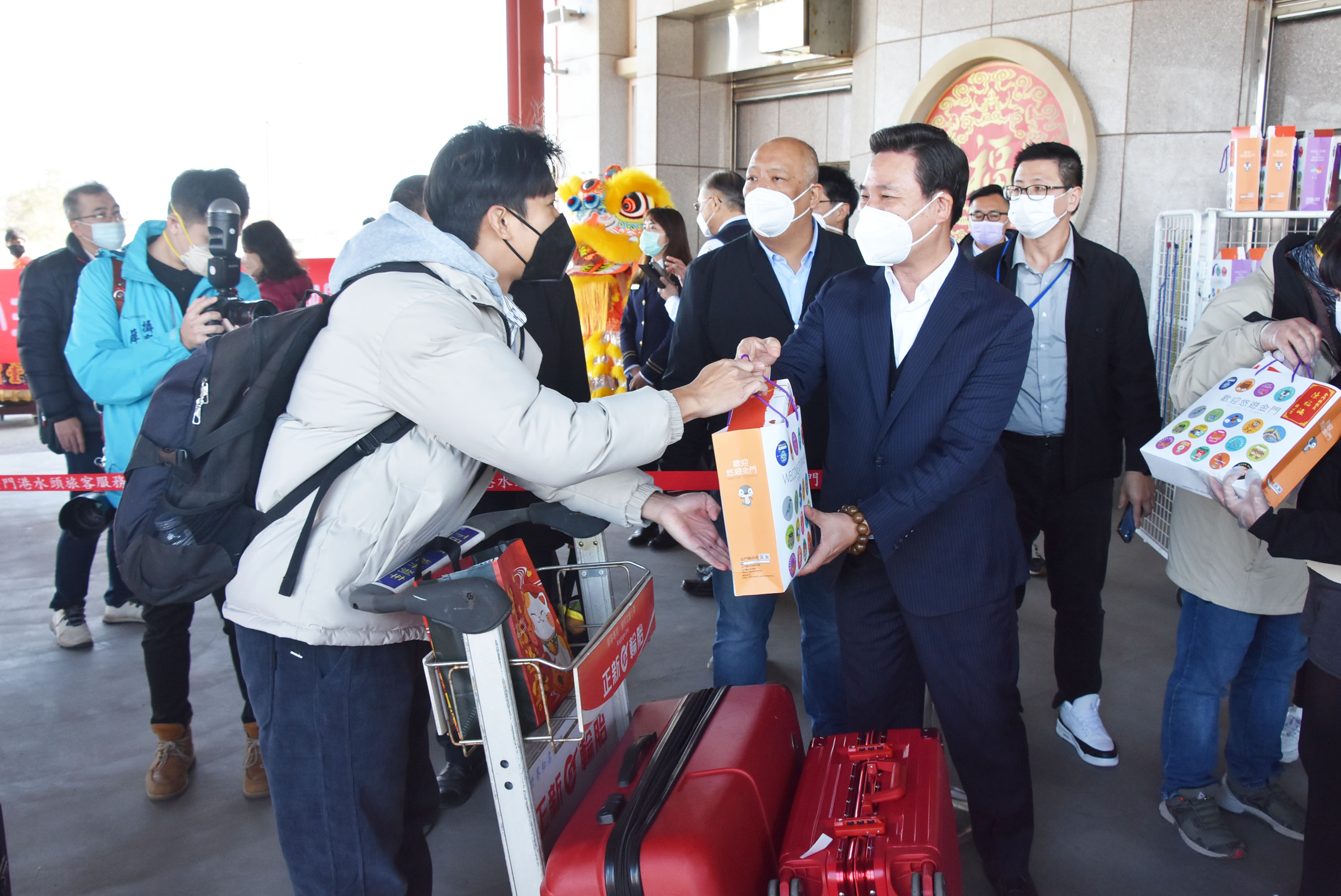 小三通復航,縣長陳福海迎接鄉親回金門。(陳冠霖攝)