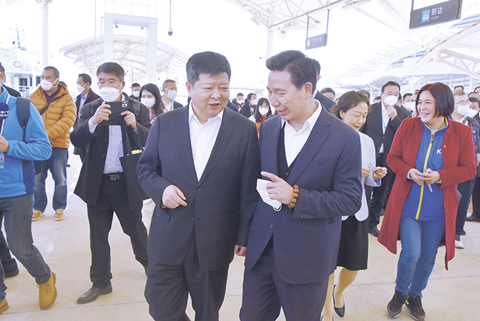 縣長陳福海與國台辦副主任龍明彪(左)相談甚歡。(陳冠霖攝)