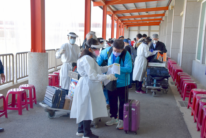 小三通昨日復航，37位旅居大陸的金門鄉親回到金門後，進行唾液PCR檢驗。（陳冠霖攝）