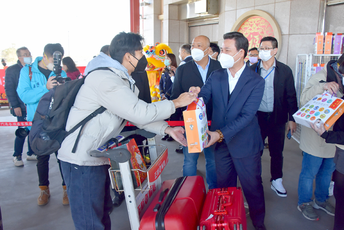 縣長歡迎鄉親回家。（陳冠霖攝）
