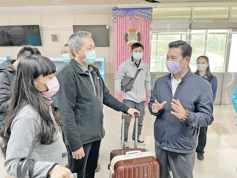縣長陳福海與要回大陸的民眾交換意見。(陳冠霖攝)