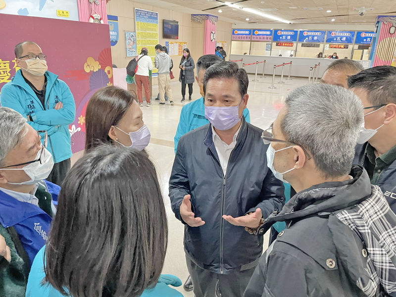 縣長陳福海與疾管署、衛生局人員商討防疫政策。(陳冠霖攝)