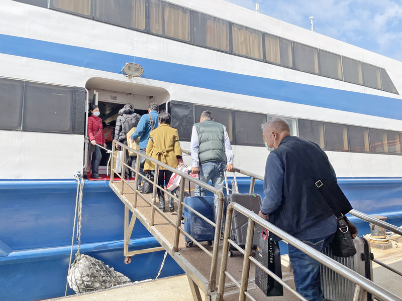 1月8日是小三通春節專案復航的第二天，也是首日有旅客從金門端搭船回廈門。（陳冠霖攝）