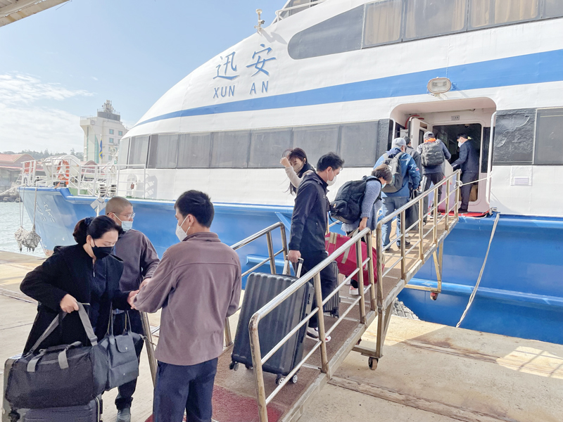 1月8日是小三通春節專案復航的第二天，也是首日有旅客從金門端搭船回廈門。（陳冠霖攝）