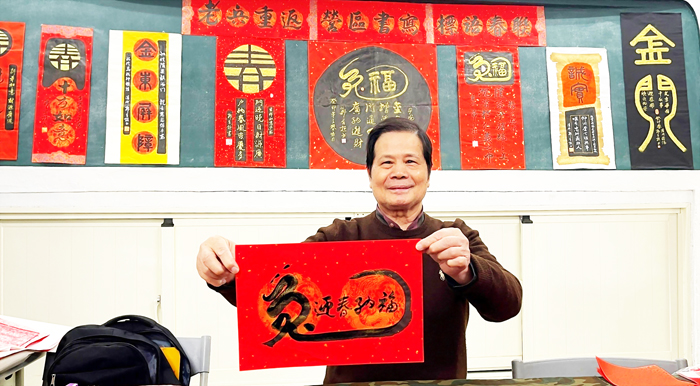 林務所昨舉辦「老兵重返營區書寫標語春聯」，曾任苗圃連連長的將軍書法家鄭有諒，第3度重返營區揮毫春聯致贈給與會鄉親，內容以金門戰鬥精神、軍事標語為主，亦有紀念金門大橋通橋及小三通復航之聯對，民眾紛紛排隊索取。（陳麗妤攝）