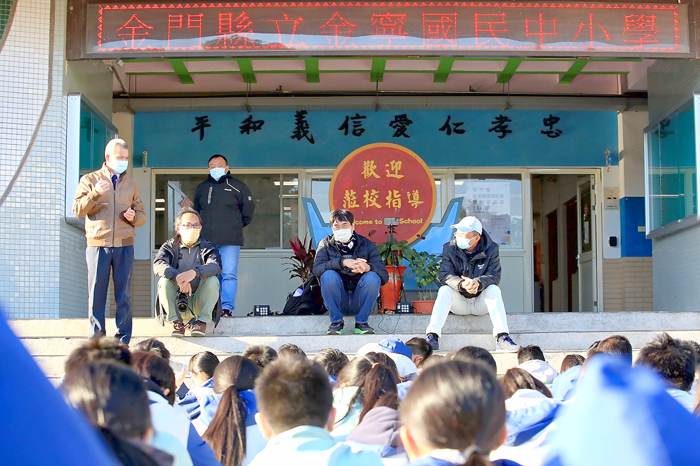 由宋文法校長帶領校內團隊，與在地金門人董振良導演合作的「風動旗揚古寧頭」特色課程，帶給國中部學生極新穎而獨特的學習體驗。（金寧中小學提供）