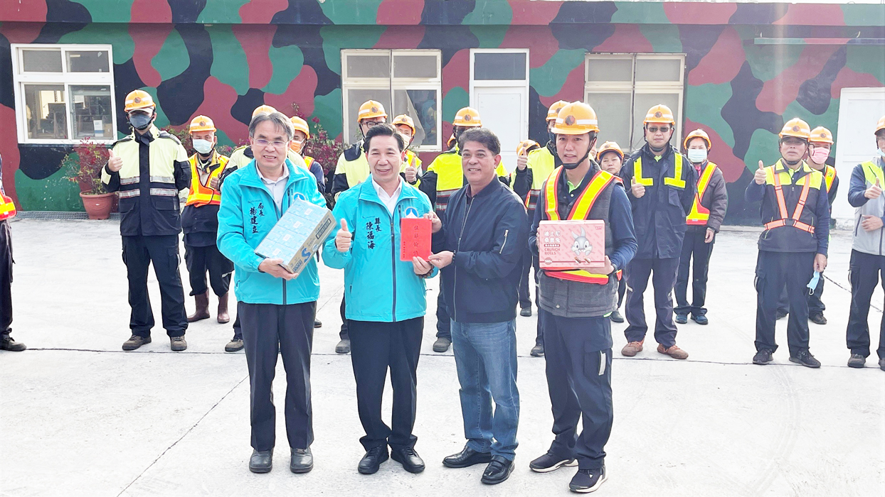 縣長陳福海昨（9）日前往金湖清潔隊慰勞第一線清潔環保人員，致贈加菜金、運動飲料和禮品等感謝大家的辛勞。（陳麗妤攝）