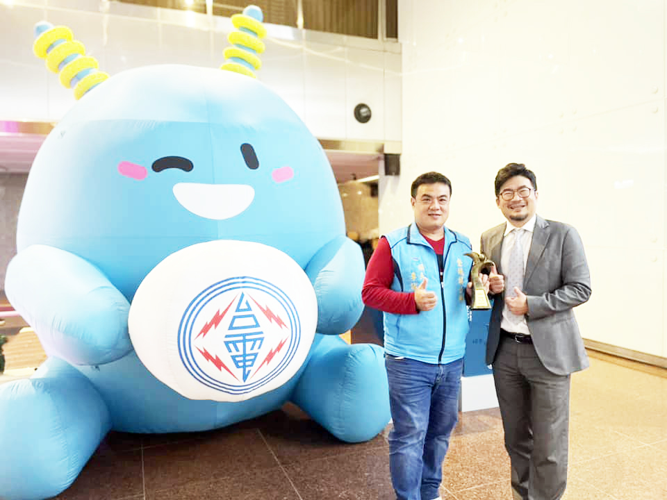 台電舉行縣市節電績優頒獎典禮，金門縣由金城鎮榮獲夏月節電冠軍，鎮長李誠智親自赴台領獎。（金城鎮公所提供）