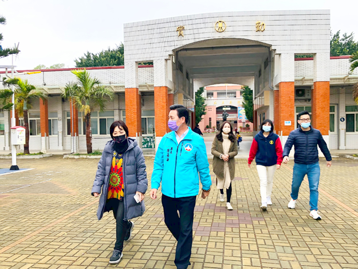 校長曾秀玲（前左）向縣長（前右）說明，該校幼生人數成長100％，希望幼兒園老舊校舍拆除重建或覓址新建。（莊煥寧攝）