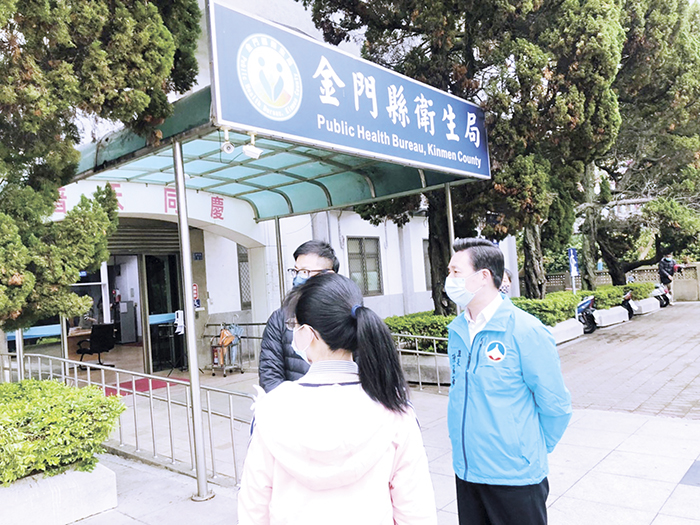 縣長陳福海昨(11)日前往本縣衛生局本部,瞭解該局年過半百的辦公房舍使用情況,並關心衛生局同仁工作情況。(衛生局提供)