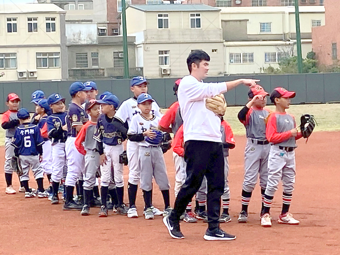 隊中當家球星朱育賢、郭嚴文、陳禹勳也親自指導中正、寧中小少棒隊練球。(翁維智攝)
