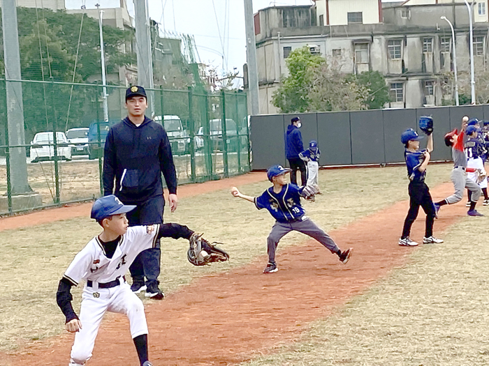 隊中當家球星朱育賢、郭嚴文、陳禹勳也親自指導中正、寧中小少棒隊練球。(翁維智攝)
