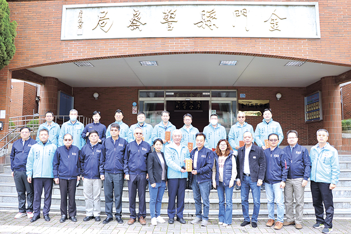 議會春節慰問,前往金門縣警局感謝警察辛勞。(縣議會提供)