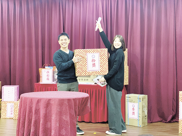 養工所昨(11)日舉辦112年所慶活動暨歲末年終餐會,所長王建貿偕同仁和退休老員工共聚一堂,各界貴賓亦應邀參與,餐會中並穿插歲末年終摸彩活動。(林靈攝)