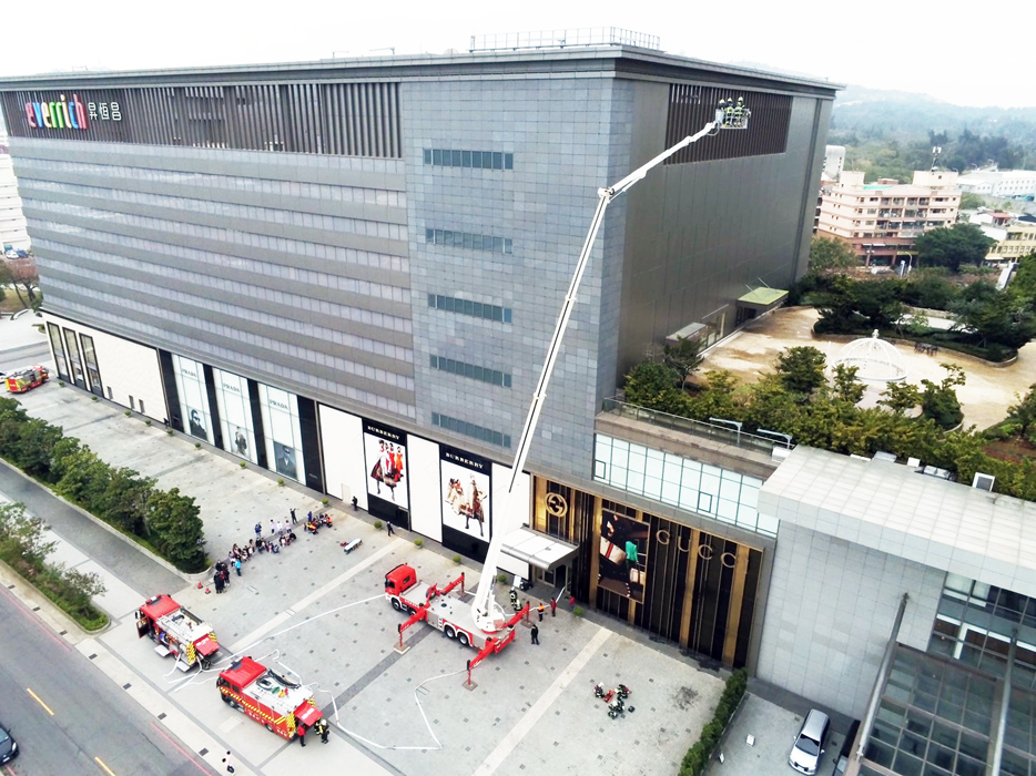 金門縣消防局第二大隊為守護民眾安全，昨（12）日攜手與昇恆昌在金湖廣場舉行火災搶救演練，總計動員昇恆昌金湖廣場員工、羅伊頓幼兒園、金湖公托及職義消人力逾100人參與搶救演練。（金門縣消防局第二大隊提供）