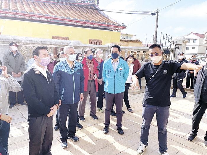 陳福海聽取「張文帝洋樓」的解說。(陳冠霖攝)