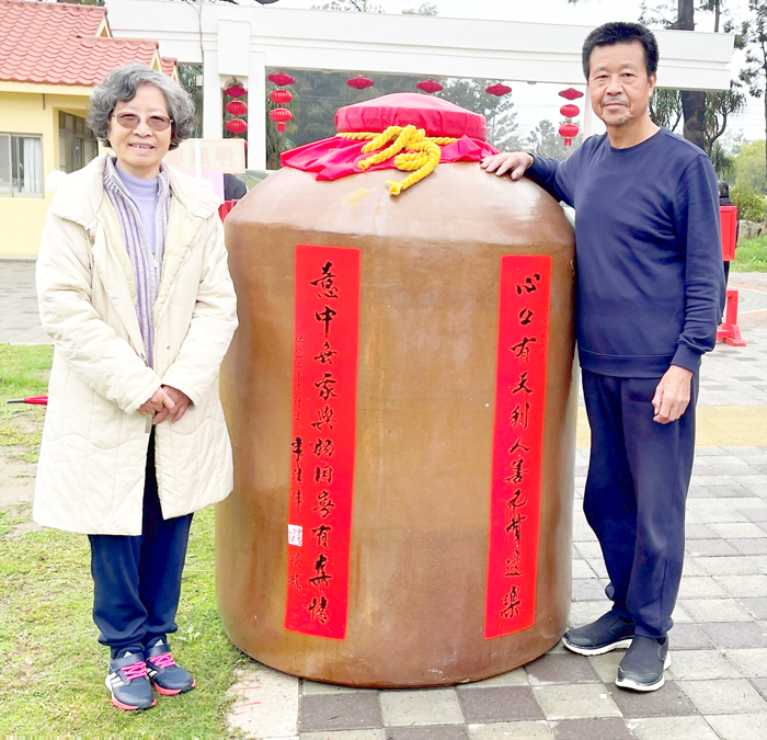 50位書法學會成員現場揮毫，以各類書體或書畫方式呈現主題。（陳麗妤攝）